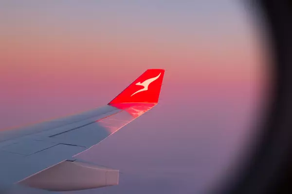 Flugzeugflügel mit Qantas Logo Aussicht aus Flugzeugfenster